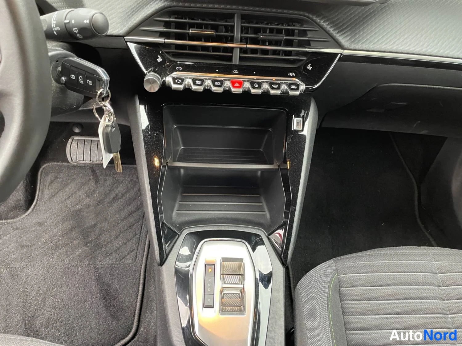 Punainen Peugeot 2008 2024, yksityiskohta, kuva 13