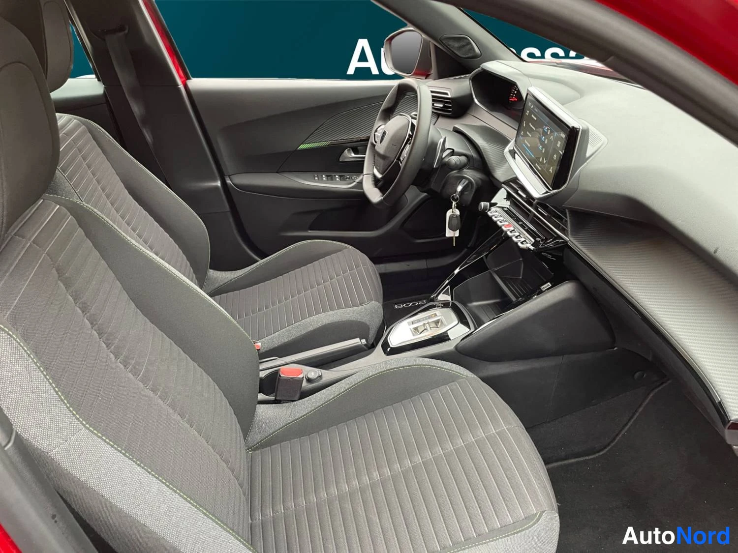 Punainen Peugeot 2008 2024, ohjaamo, kuva 9