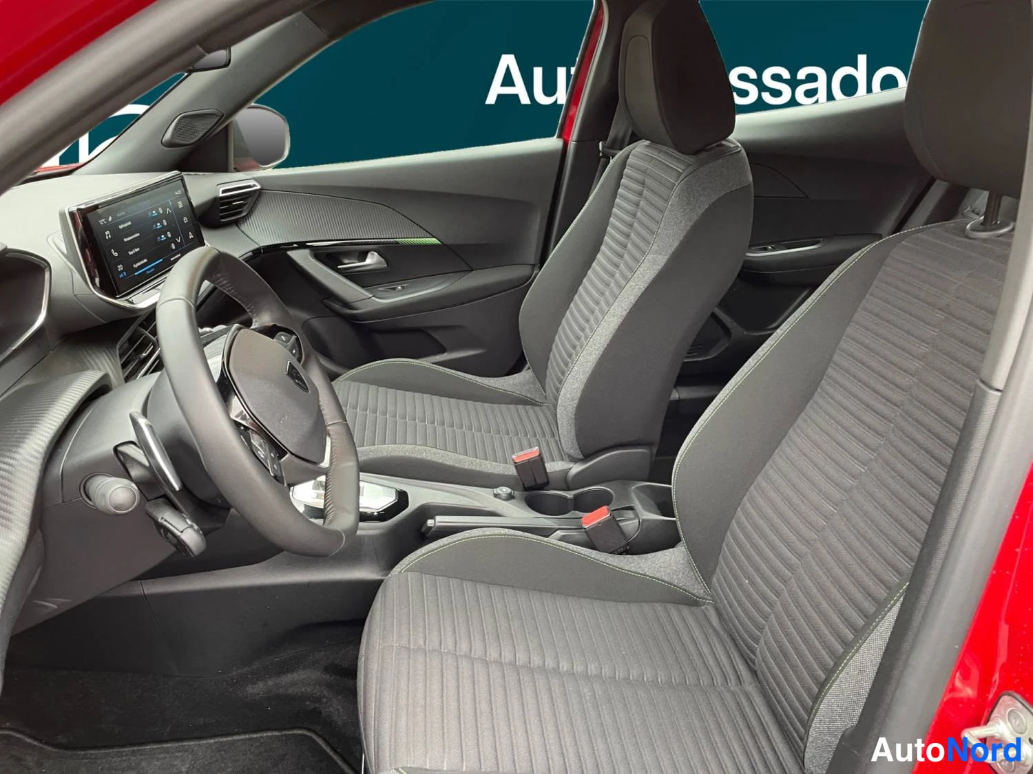 Punainen Peugeot 2008 2024, etuistuimet, kuva 11
