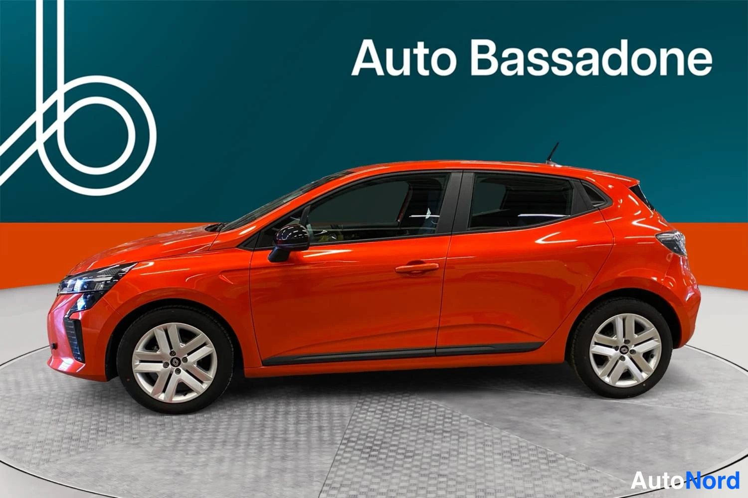 Punainen Renault Clio 2025, etuviisto, keula vasemmalle, kuva 2