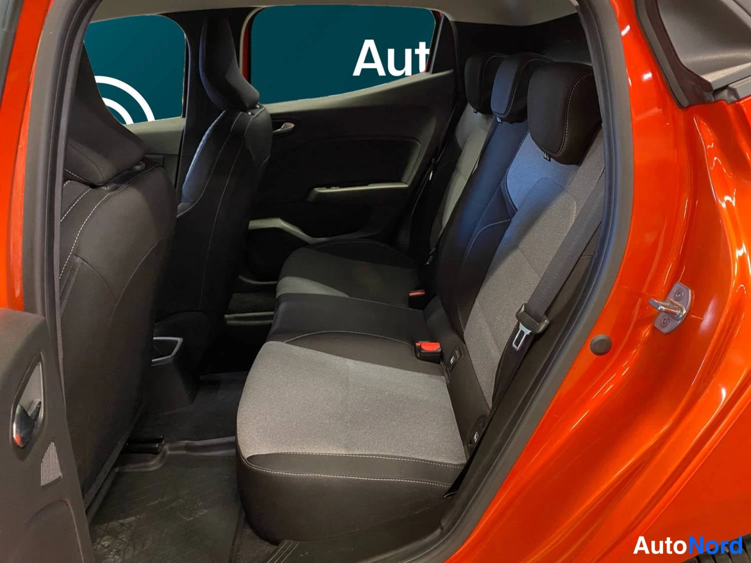Punainen Renault Clio 2025, takaistuimet, kuva 13