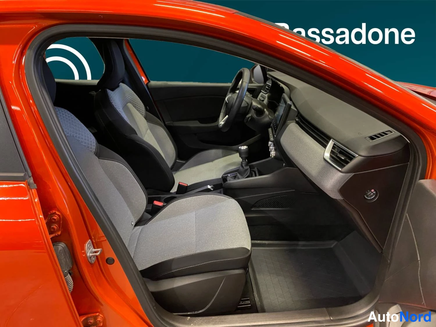 Punainen Renault Clio 2025, ohjaamo, kuva 10