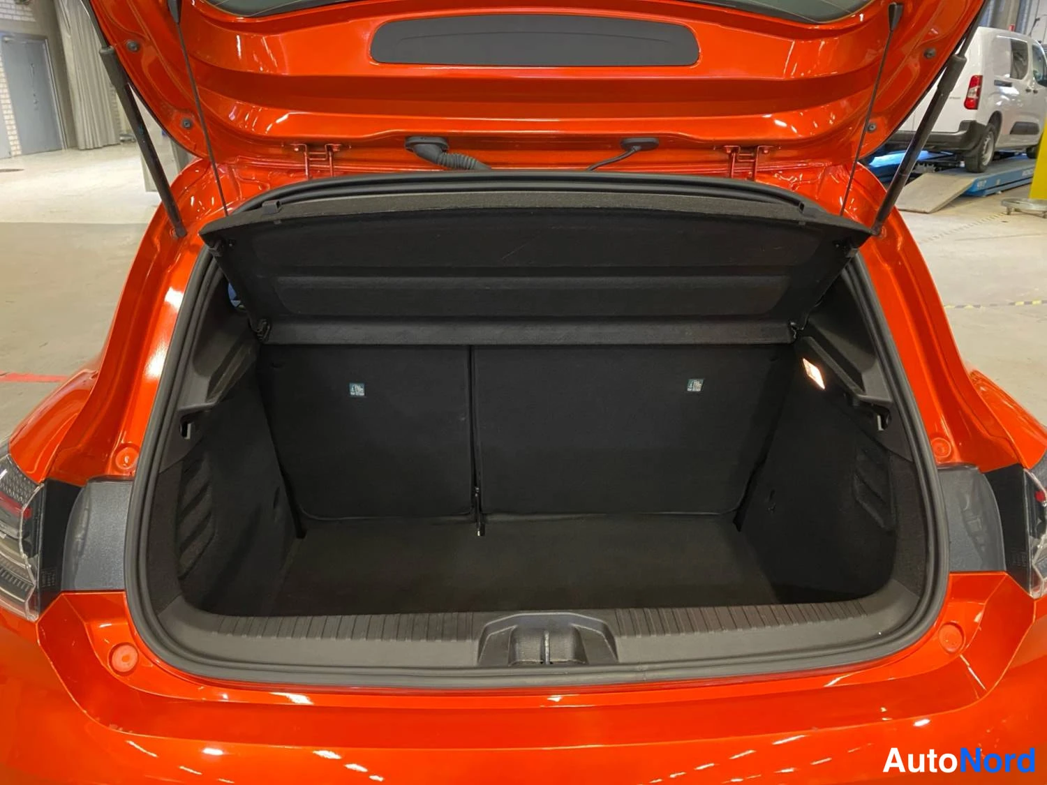 Punainen Renault Clio 2025, tavaratila, kuva 14