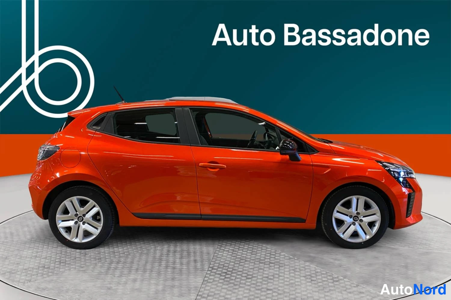 Punainen Renault Clio 2025, etuviisto, keula oikealle, kuva 3