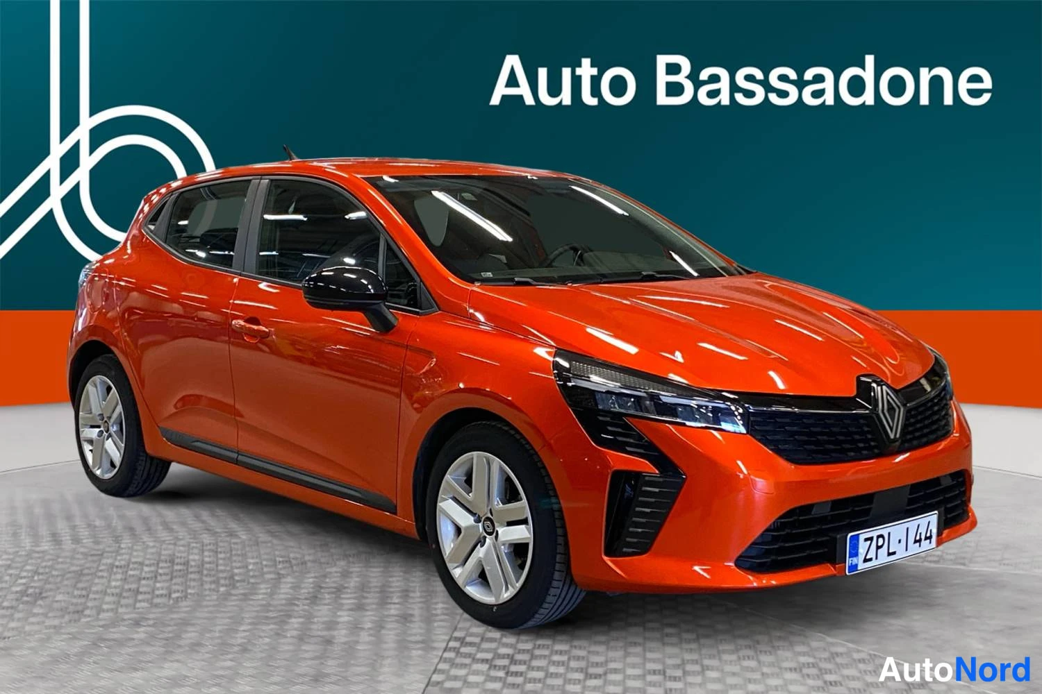 Punainen Renault Clio 2025, etuviisto, keula oikealle, kuva 4