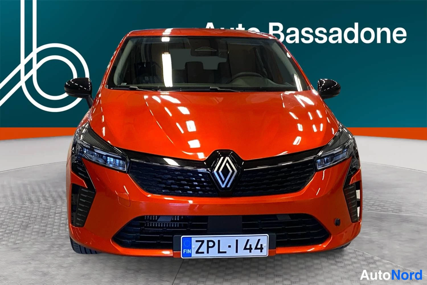 Punainen Renault Clio 2025, edestä, kuva 5
