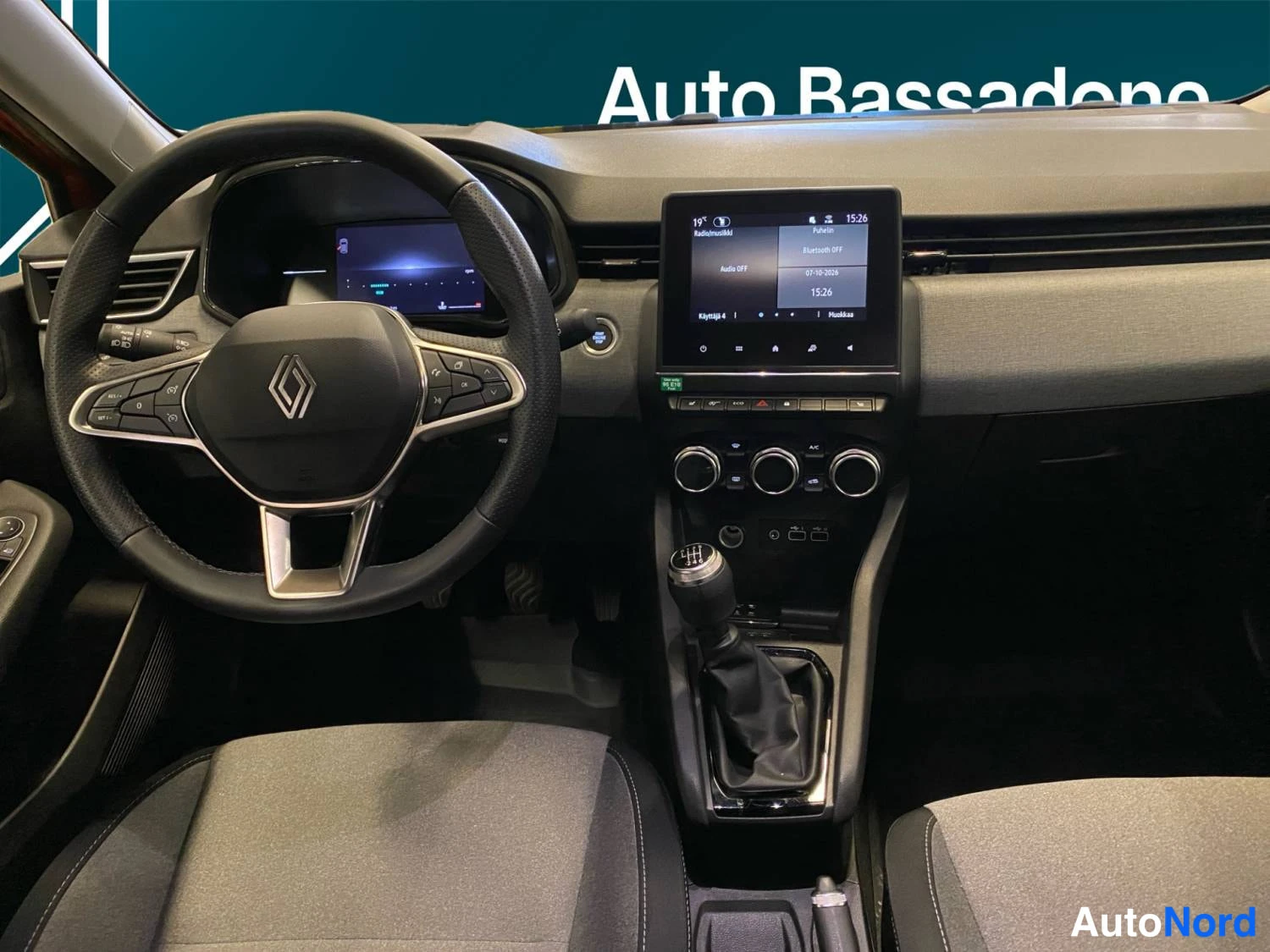Punainen Renault Clio 2025, ohjaamo, kuva 9