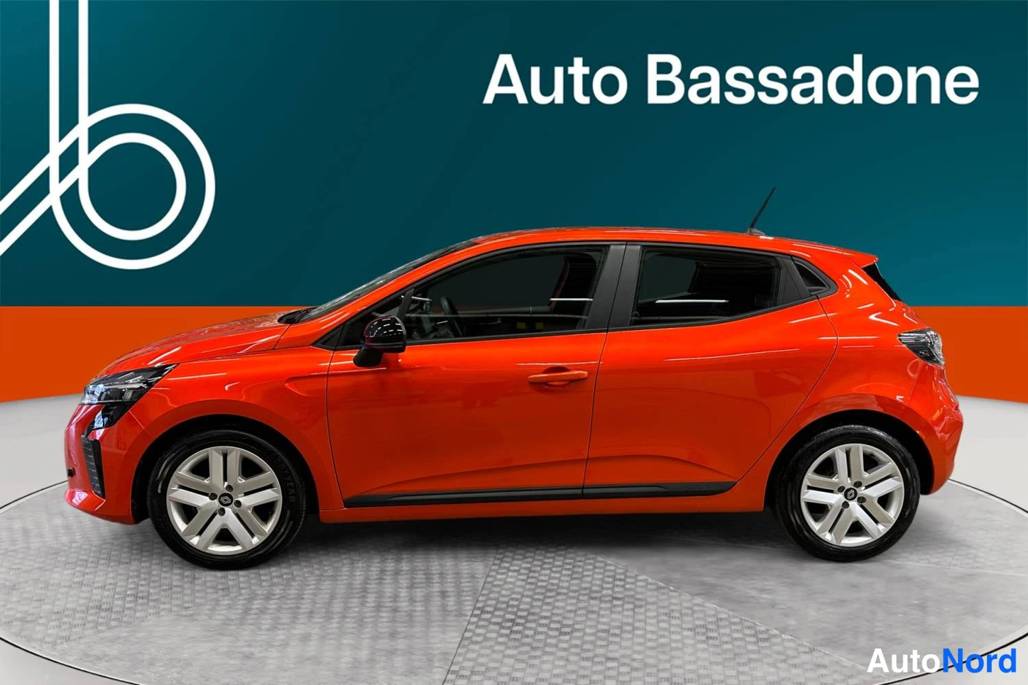 Oranssi Renault Clio 2025, sivulta, kuva 5