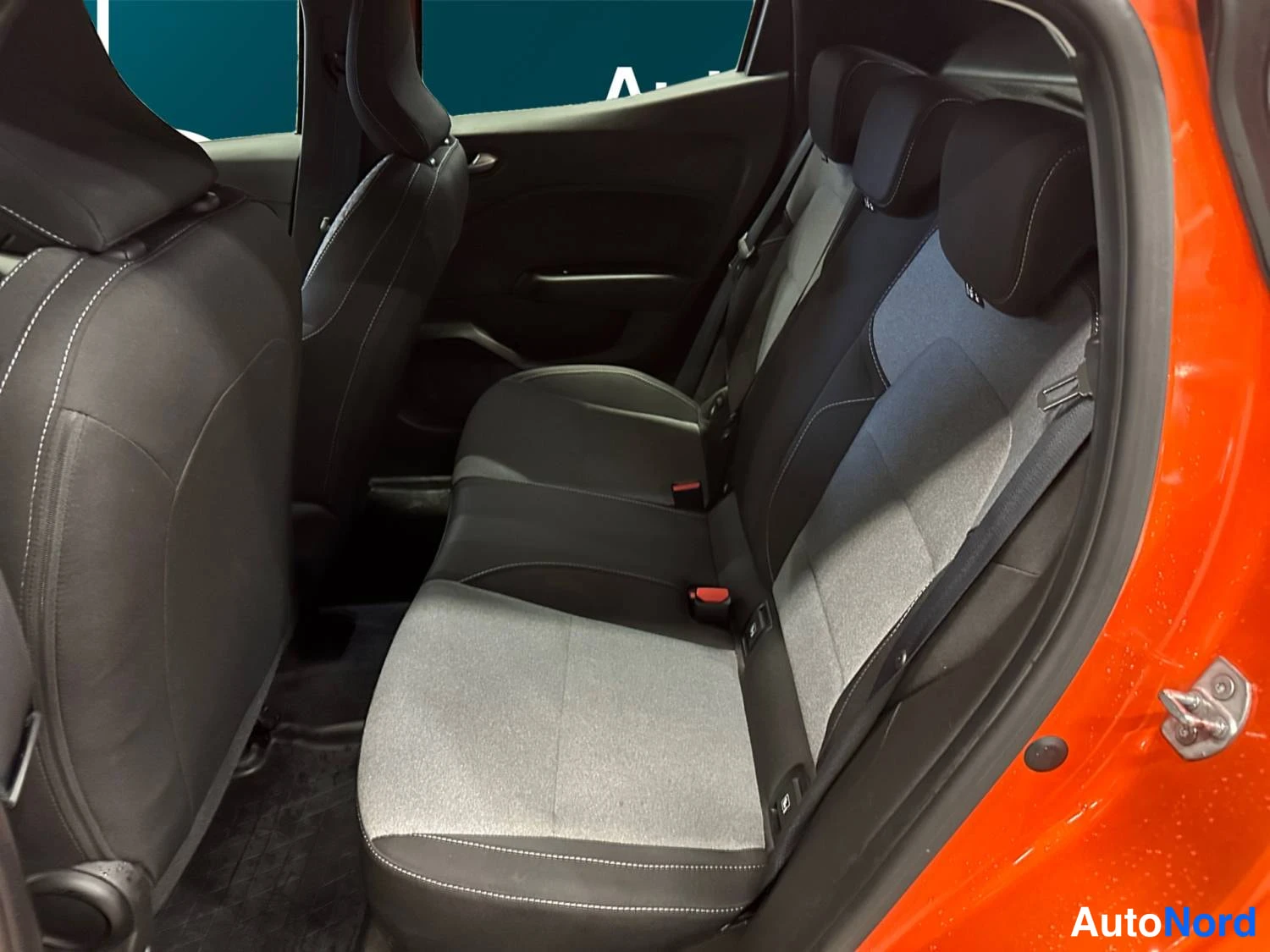 Oranssi Renault Clio 2025, takaistuimet, kuva 15
