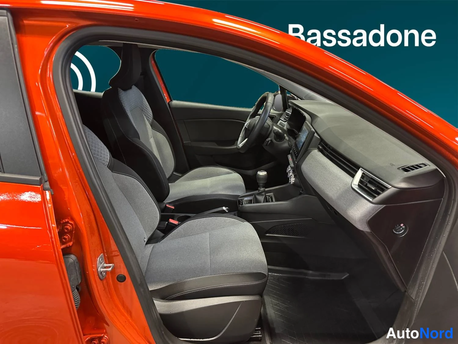 Oranssi Renault Clio 2025, ohjaamo, kuva 12