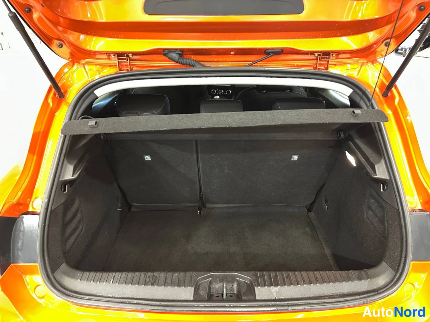 Oranssi Renault Clio 2025, tavaratila, kuva 16