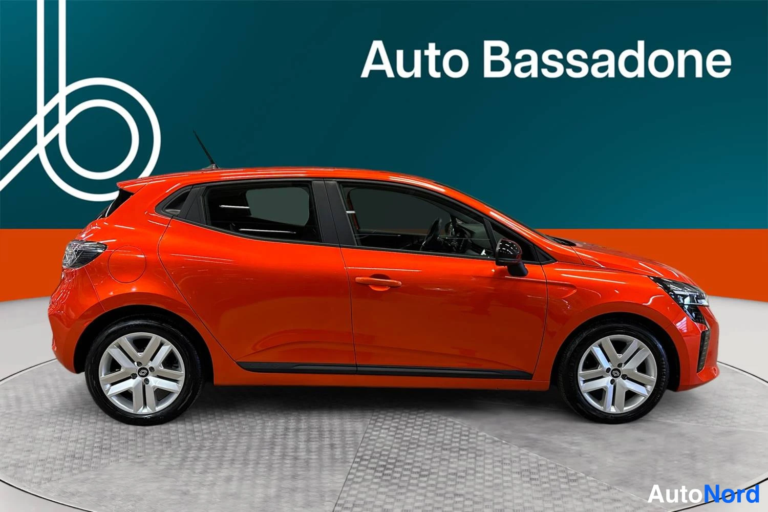 Oranssi Renault Clio 2025, sivulta, kuva 4