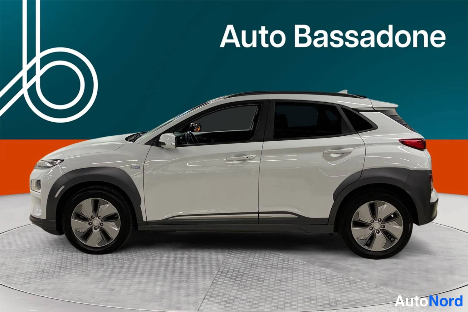 Valkoinen Hyundai Kona electric 2020, etuviisto, keula vasemmalle, kuva 2