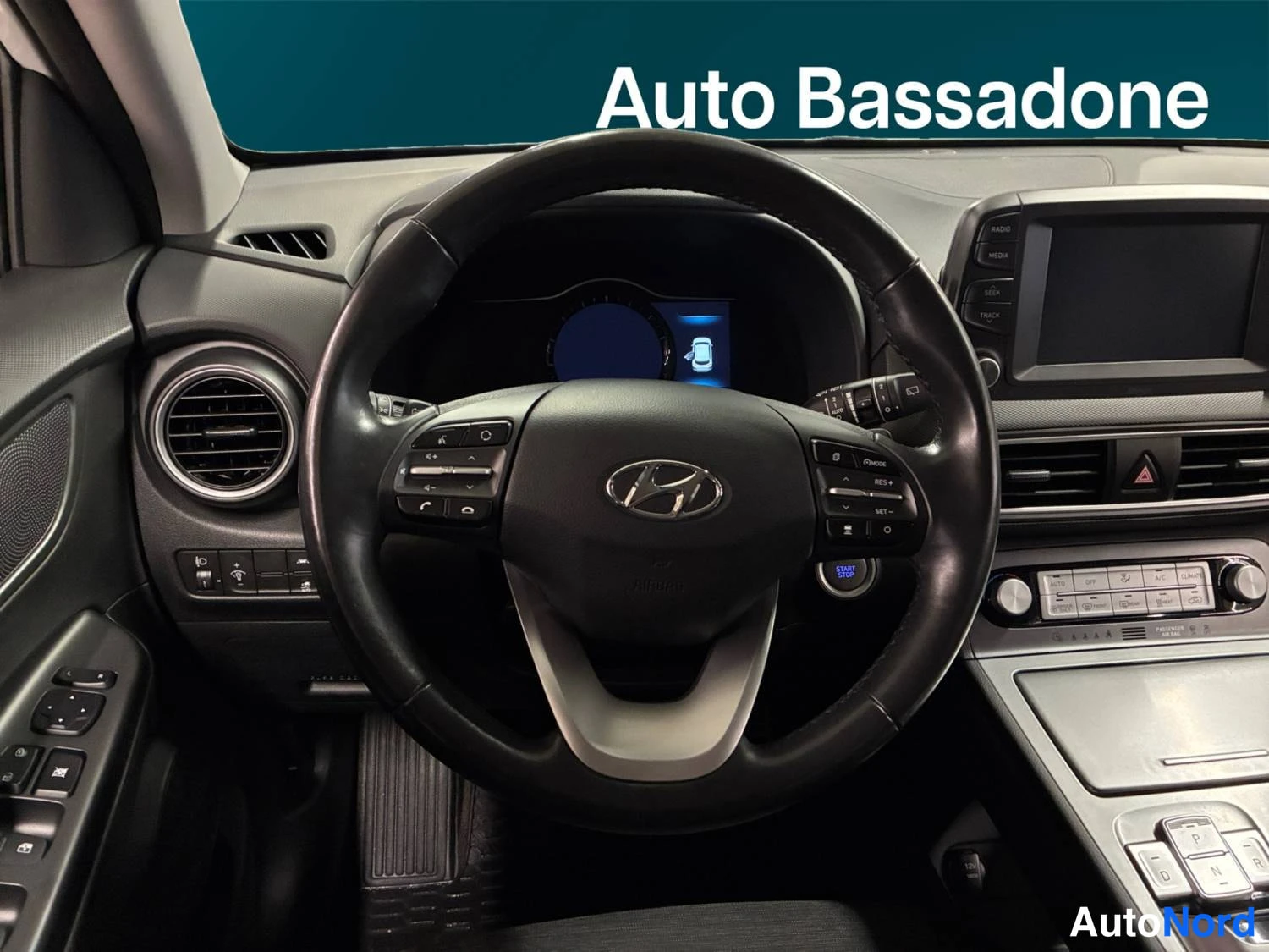Valkoinen Hyundai Kona electric 2020, ohjaamo, kuva 11
