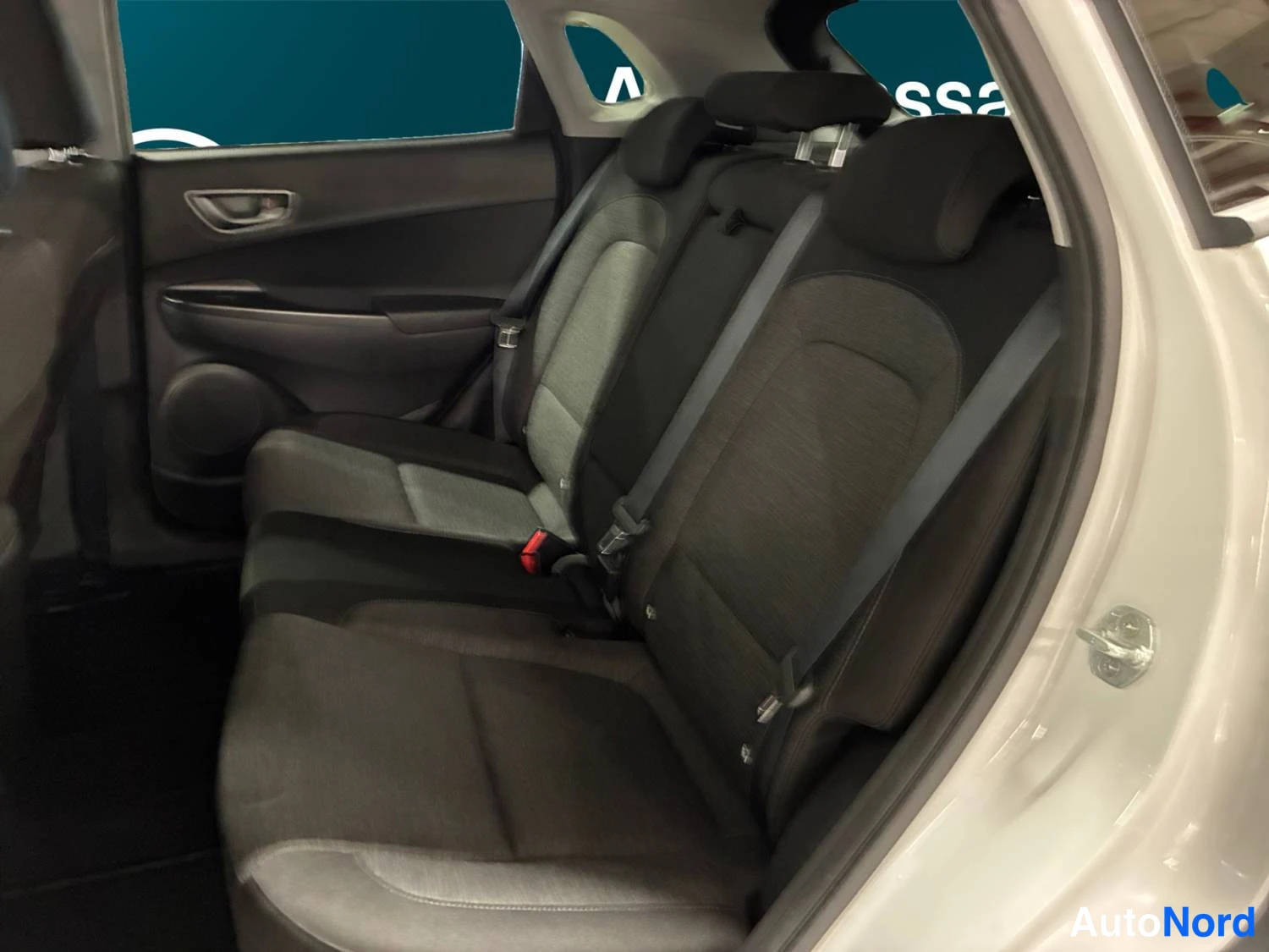 Valkoinen Hyundai Kona electric 2020, takaistuimet, kuva 14