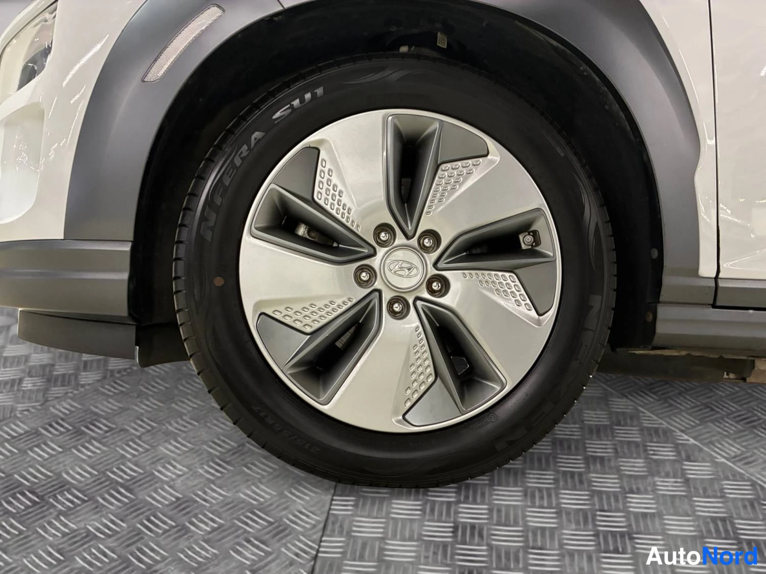 Valkoinen Hyundai Kona electric 2020, yksityiskohta, kuva 17