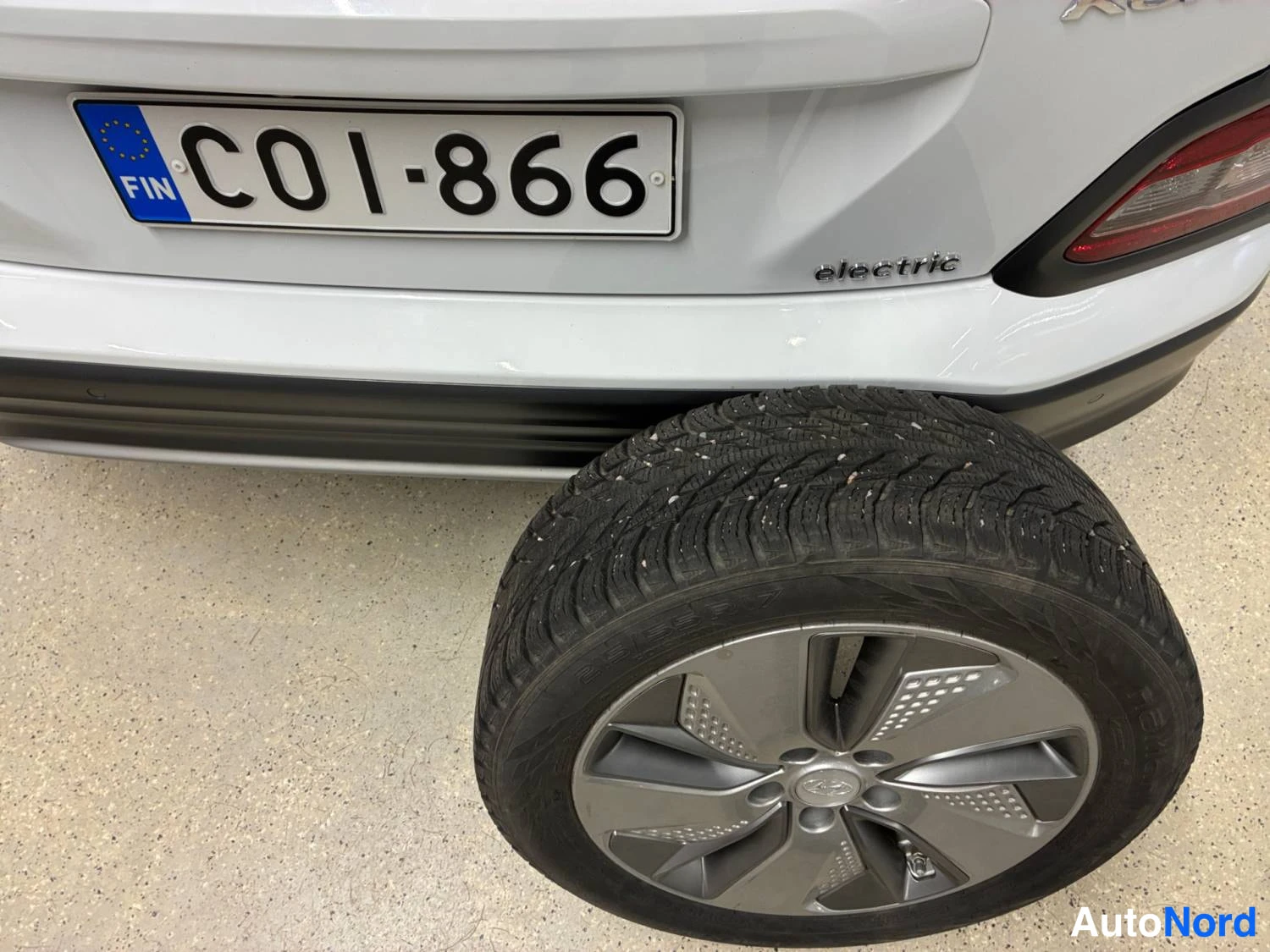 Valkoinen Hyundai Kona electric 2020, takaa, kuva 9