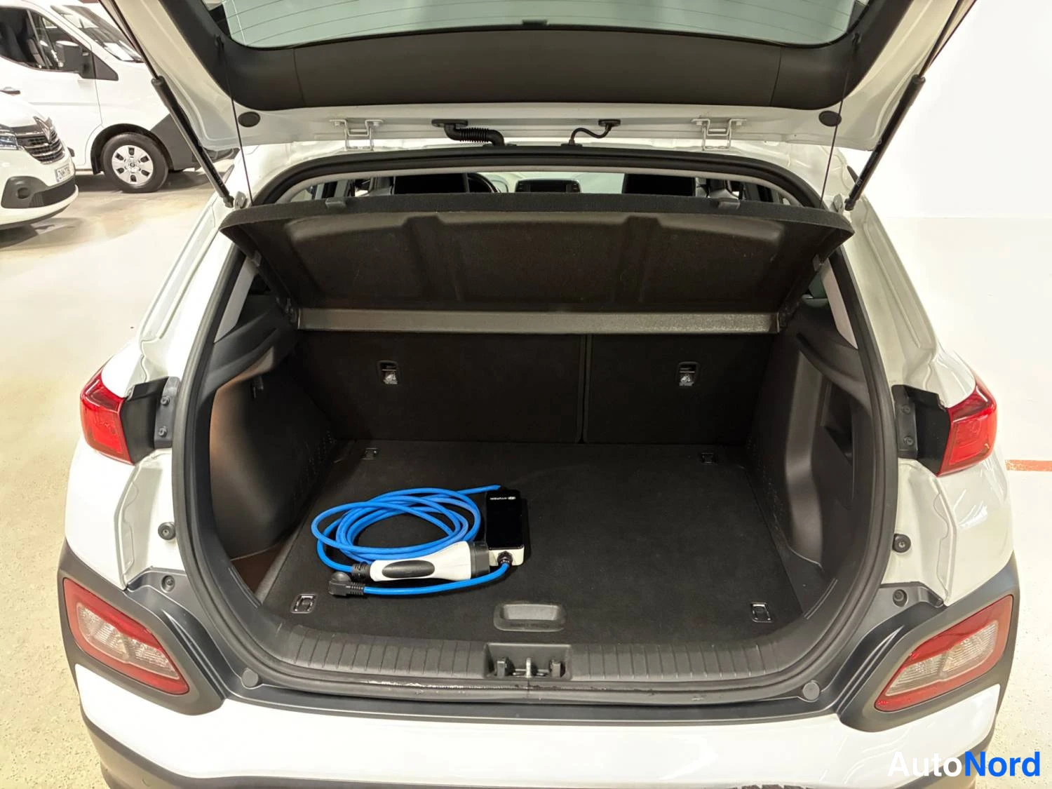 Valkoinen Hyundai Kona electric 2020, tavaratila, kuva 15
