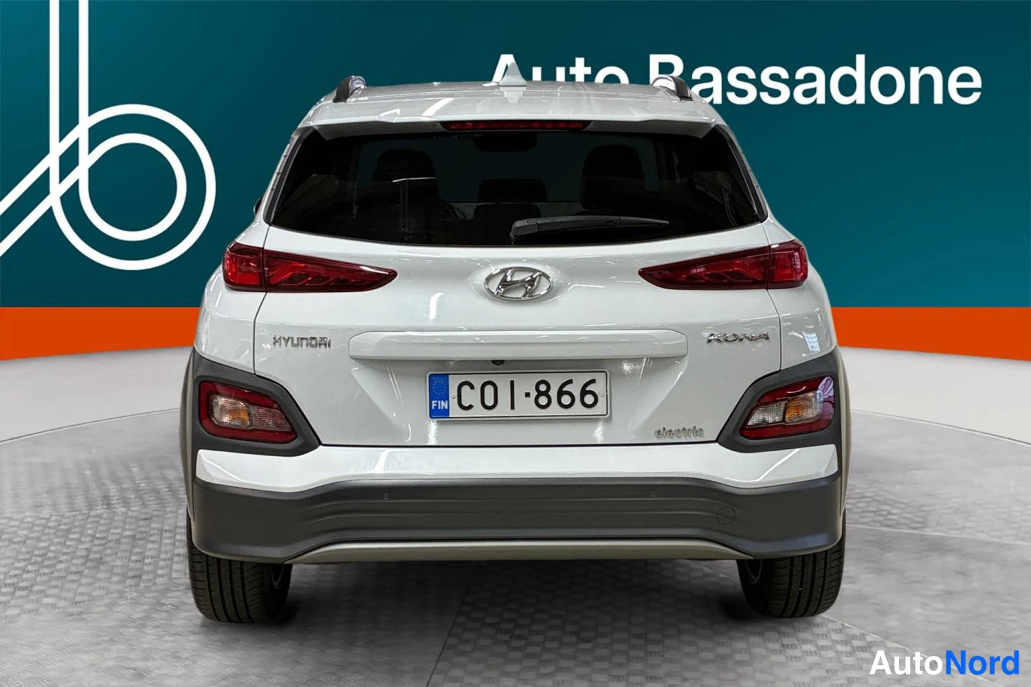 Valkoinen Hyundai Kona electric 2020, takaa, kuva 8