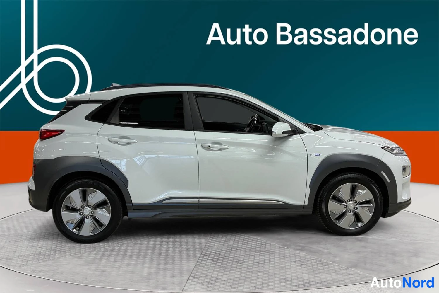 Valkoinen Hyundai Kona electric 2020, etuviisto, keula oikealle, kuva 3