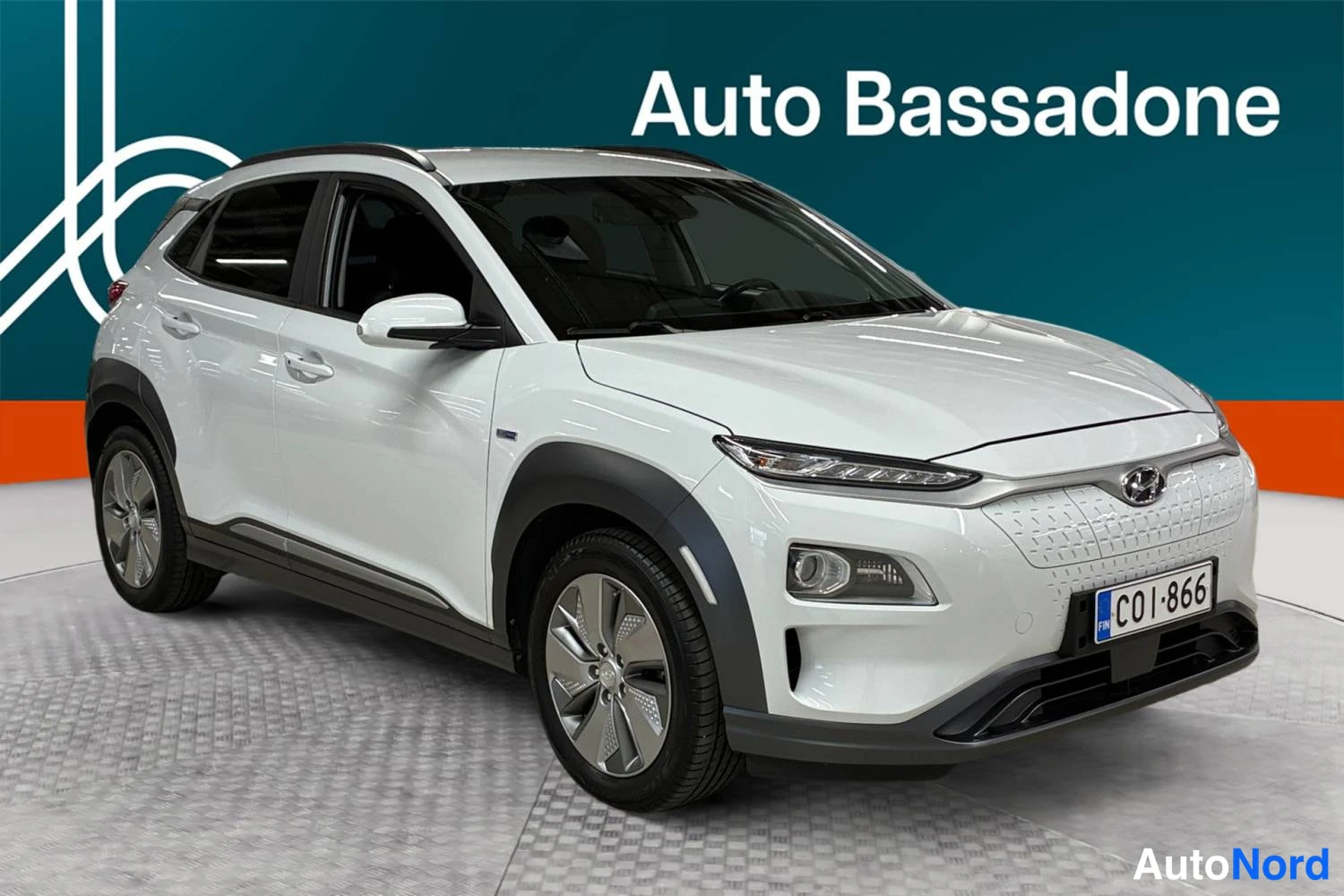 Valkoinen Hyundai Kona electric 2020, etuviisto, keula oikealle, kuva 4