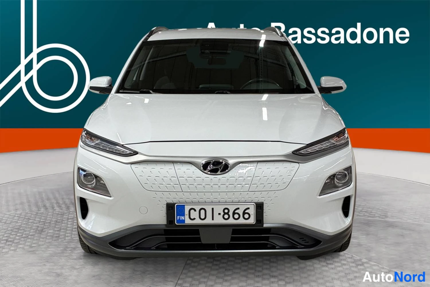 Valkoinen Hyundai Kona electric 2020, edestä, kuva 5