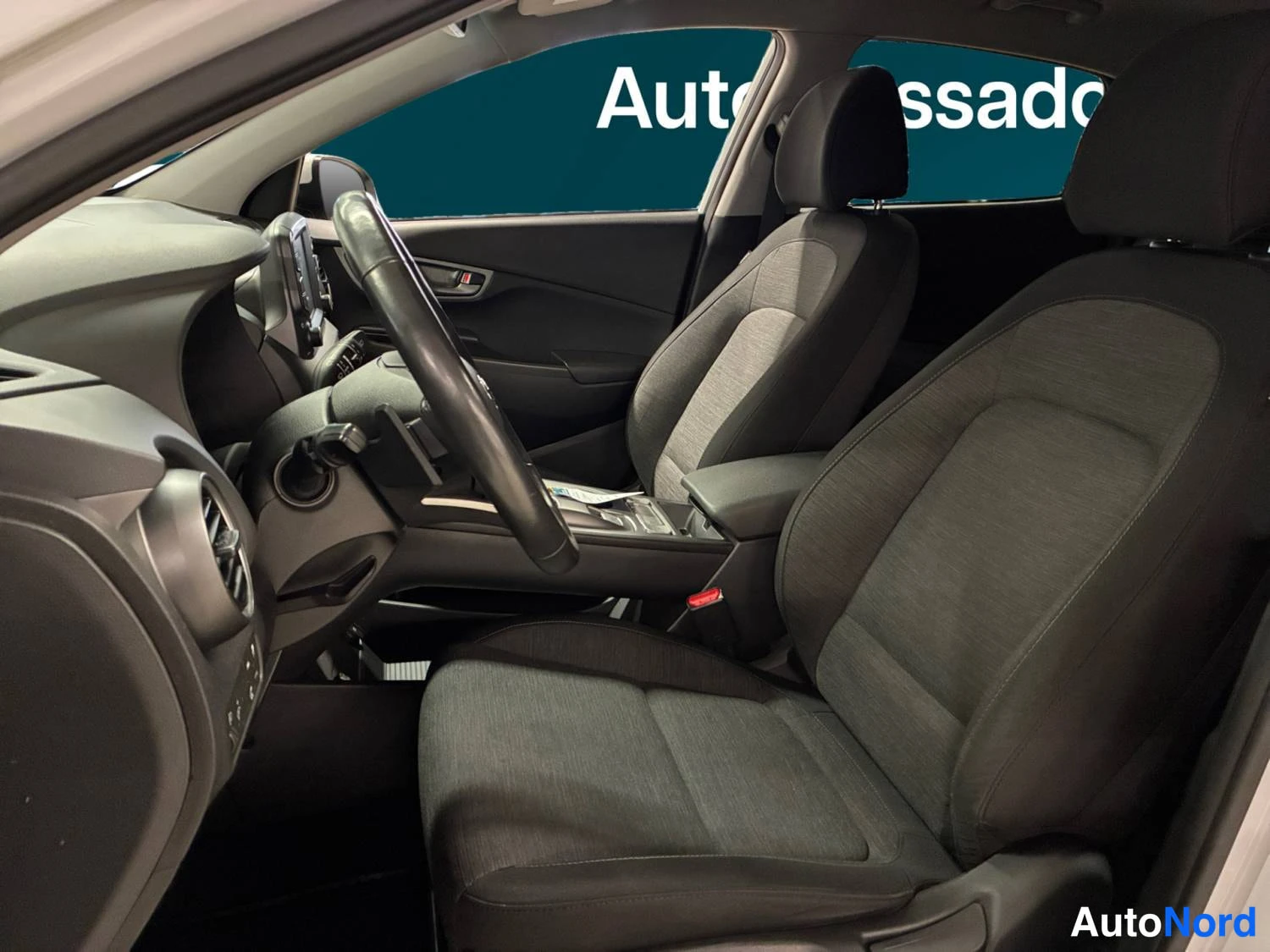 Valkoinen Hyundai Kona electric 2020, etuistuimet, kuva 12