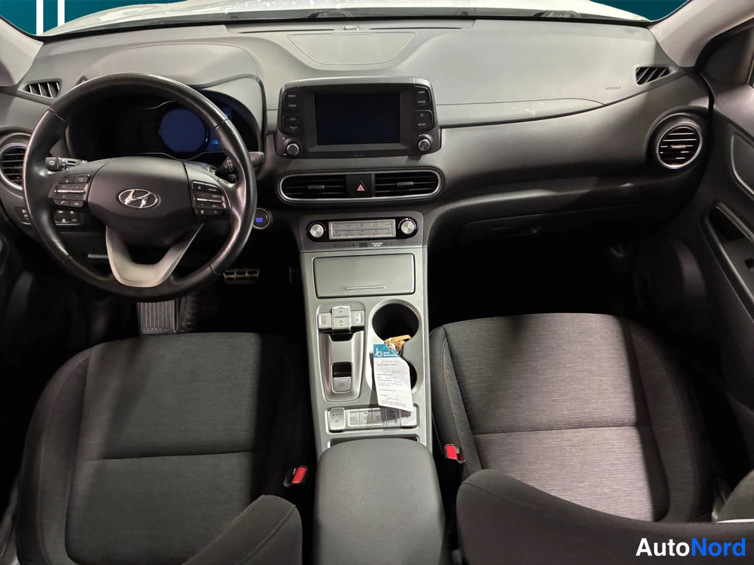 Valkoinen Hyundai Kona electric 2020, ohjaamo, kuva 10