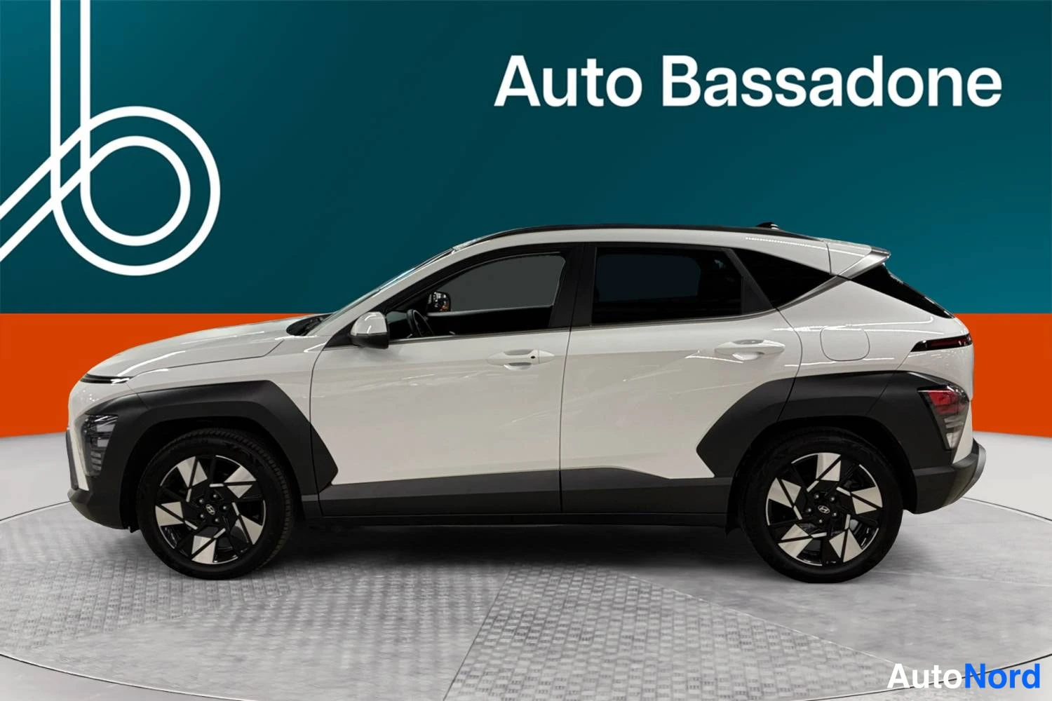 Vit Hyundai Kona 2025, från sidan, bild 5