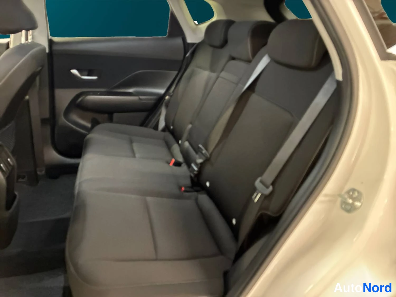 Vit Hyundai Kona 2025, baksäten, bild 13