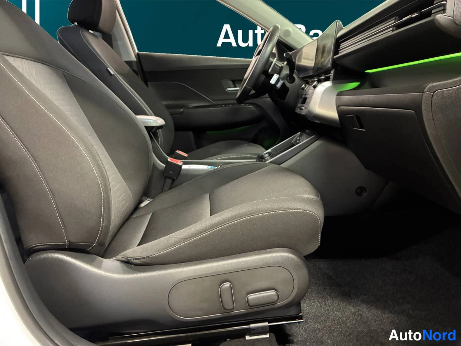 Vit Hyundai Kona 2025, framsäten, bild 12