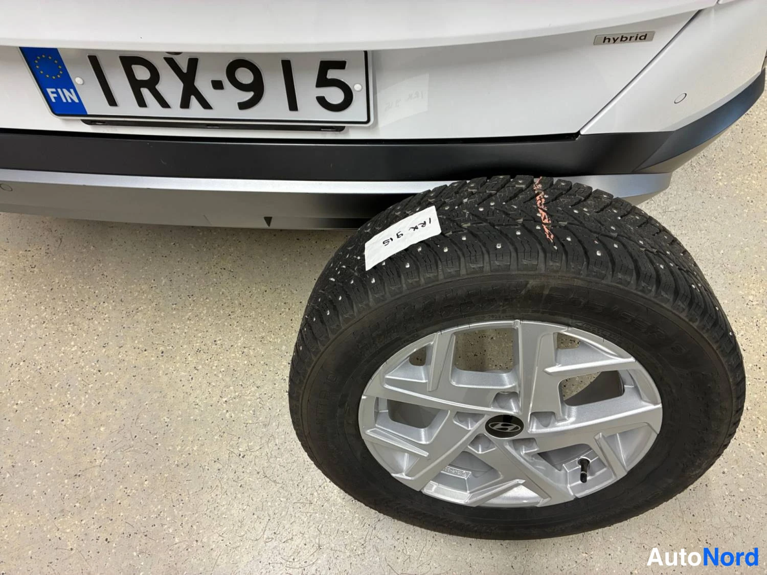 Vit Hyundai Kona 2025, bakifrån, bild 7