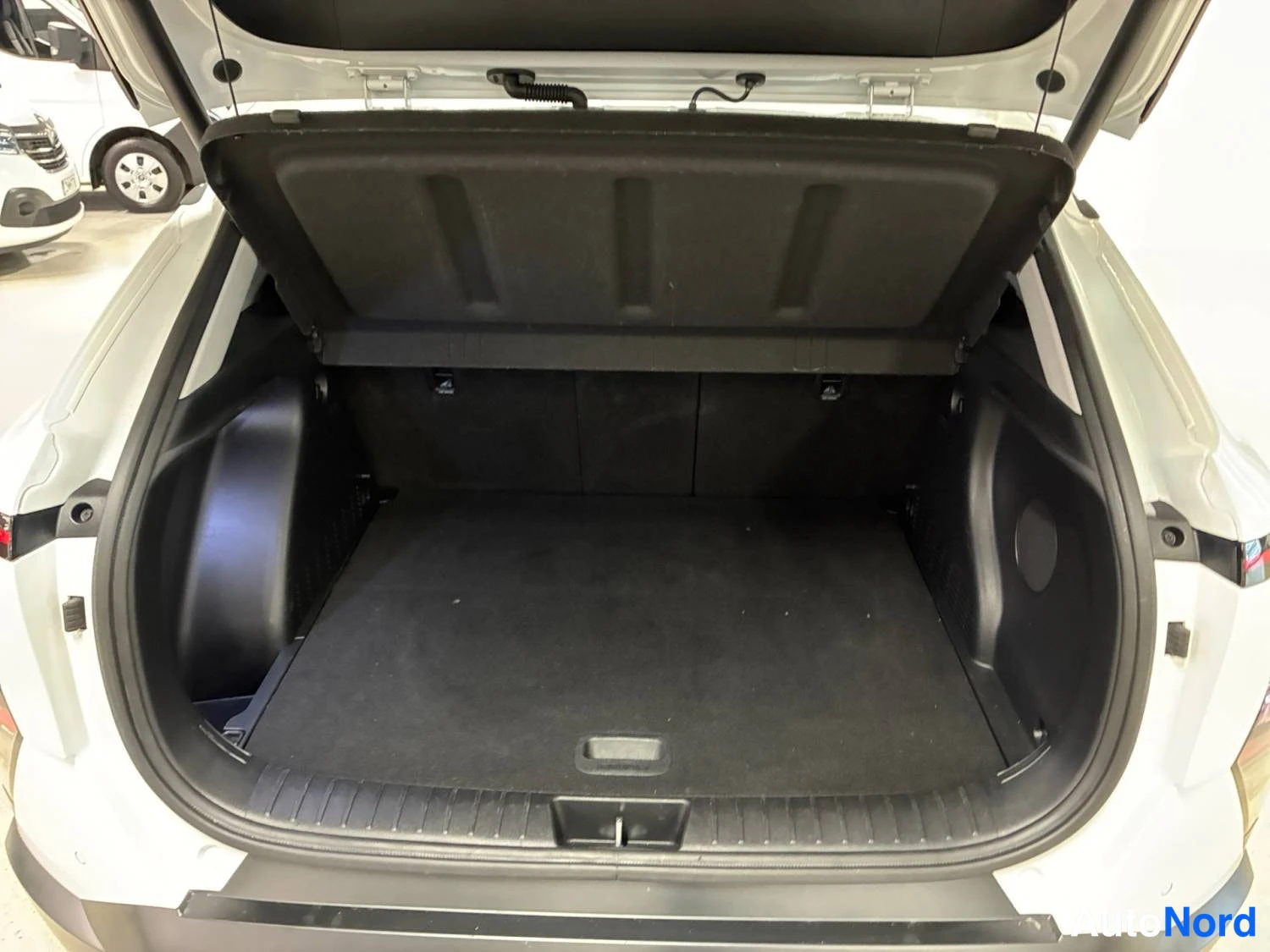 Vit Hyundai Kona 2025, bagageutrymme, bild 14
