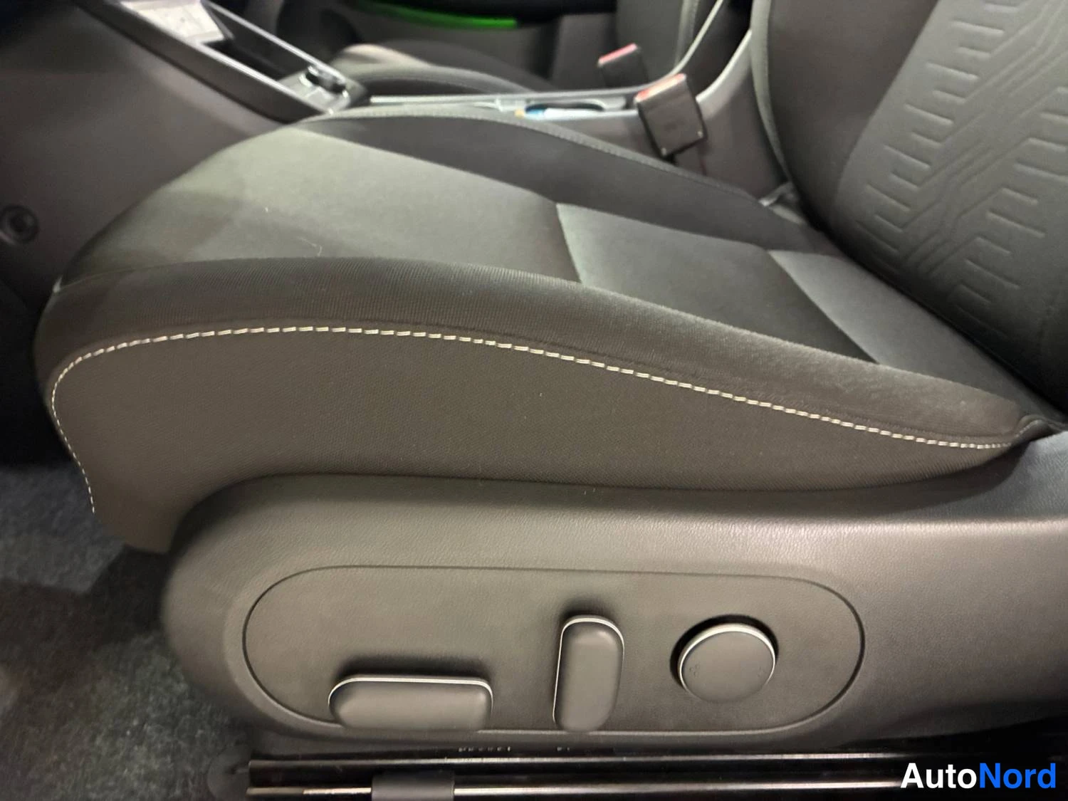 Vit Hyundai Kona 2025, framsäten, bild 11