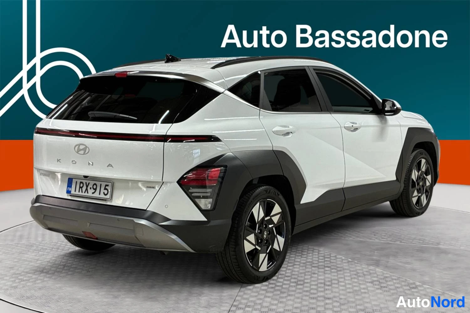 Vit Hyundai Kona 2025, snett bakifrån, bild 6