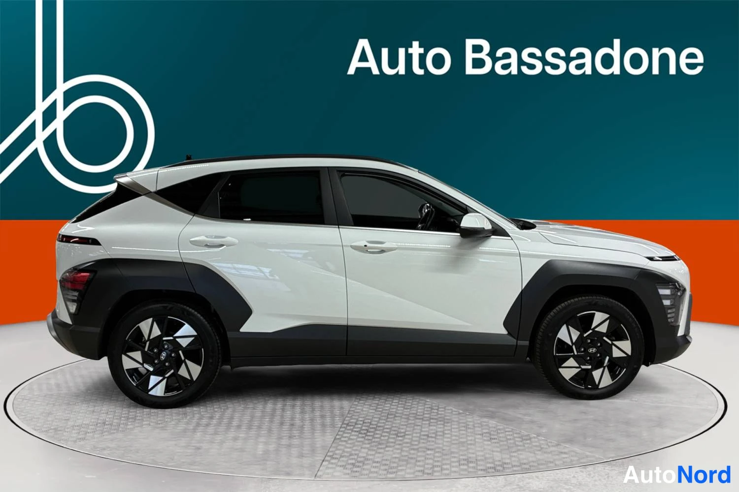 Vit Hyundai Kona 2025, från sidan, bild 4