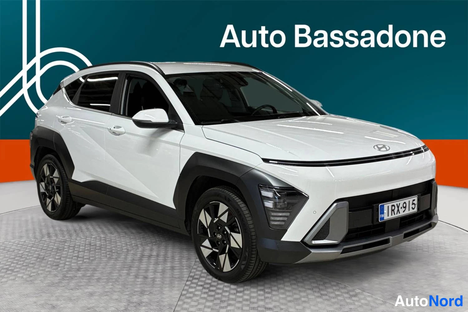 Vit Hyundai Kona 2025, snett framifrån, fronten åt höger, bild 2