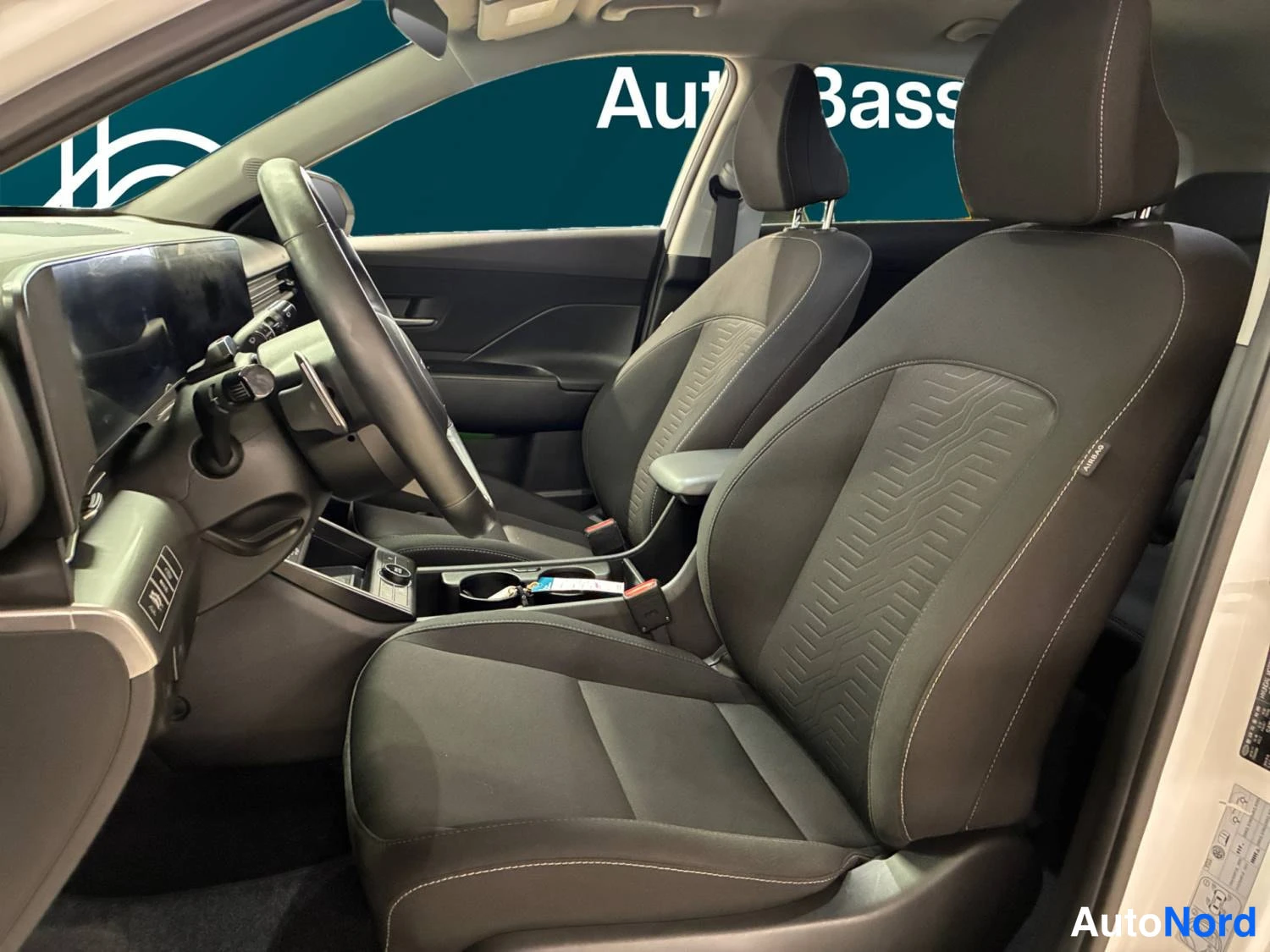 Vit Hyundai Kona 2025, framsäten, bild 10