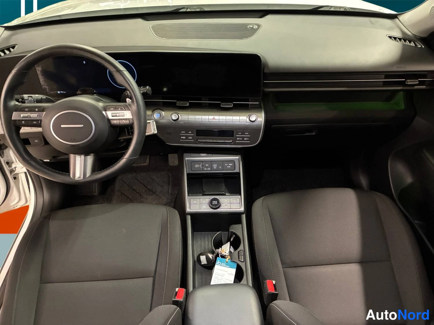 Vit Hyundai Kona 2025, förarplats, bild 9