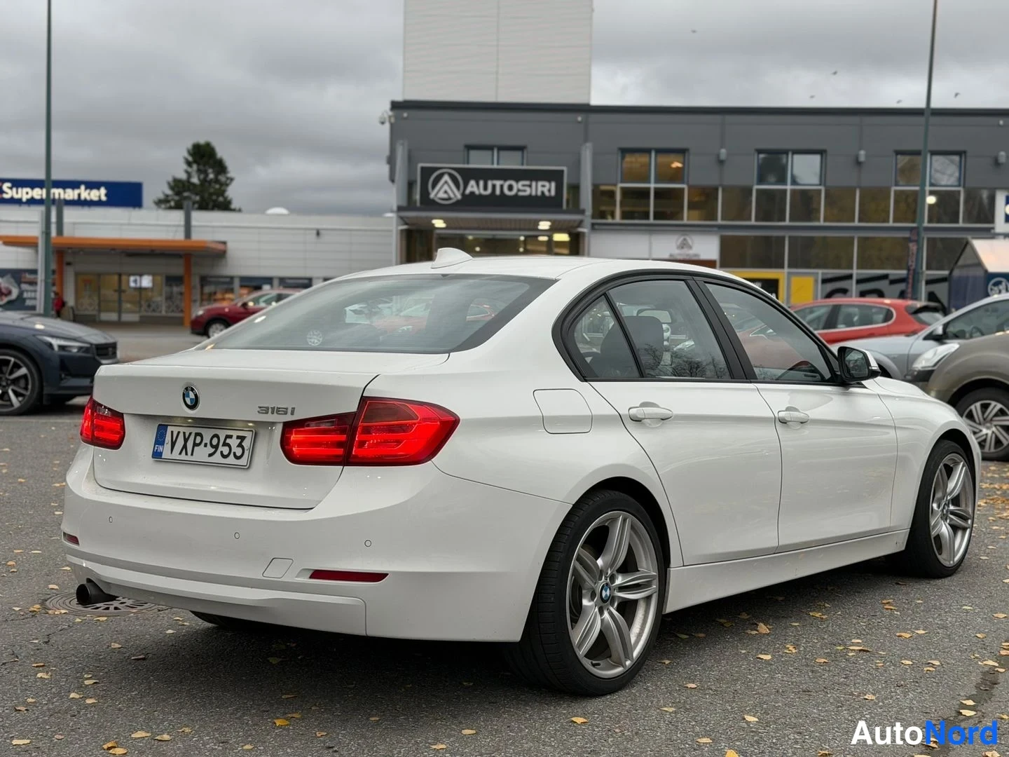 Valkoinen BMW 316i 2015, takaviisto, kuva 2