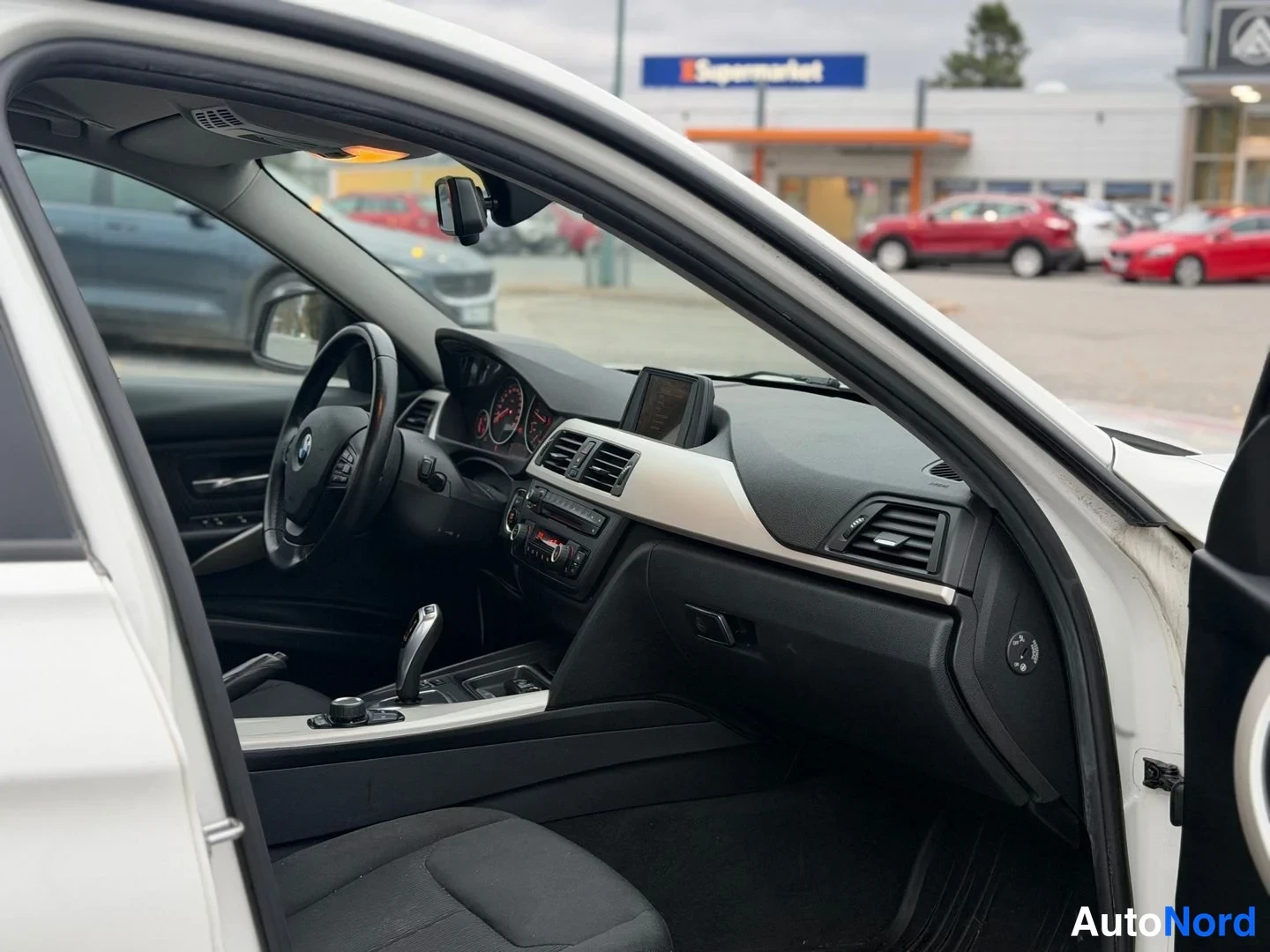 Valkoinen BMW 316i 2015, ohjaamo, kuva 3