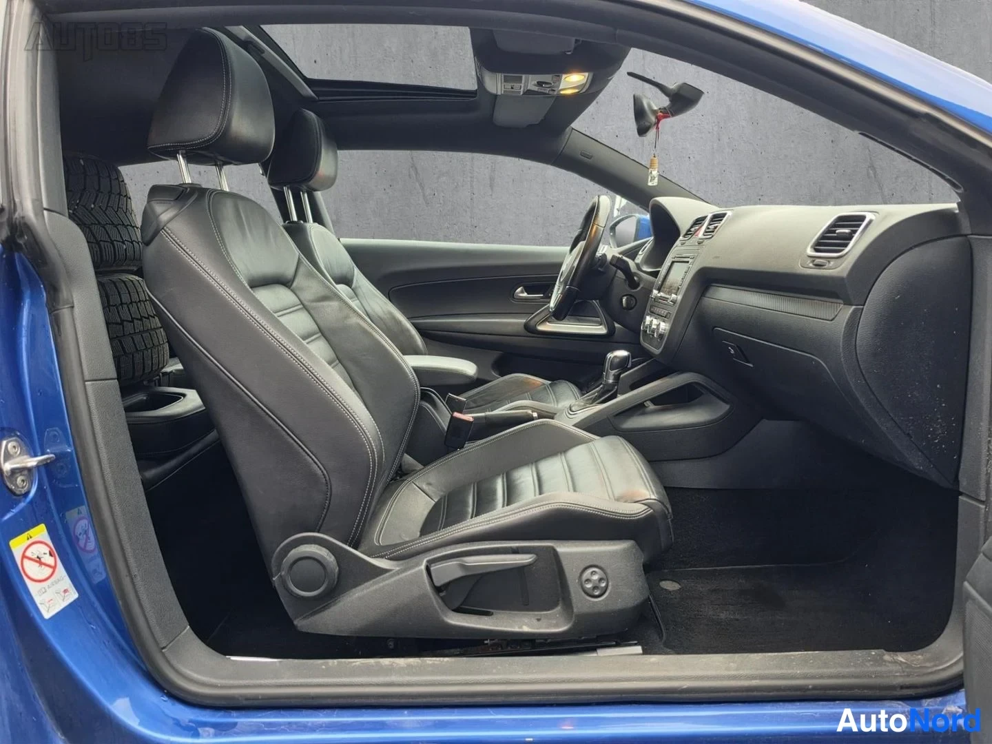 Sininen Volkswagen Scirocco 2013, etuistuimet, kuva 11