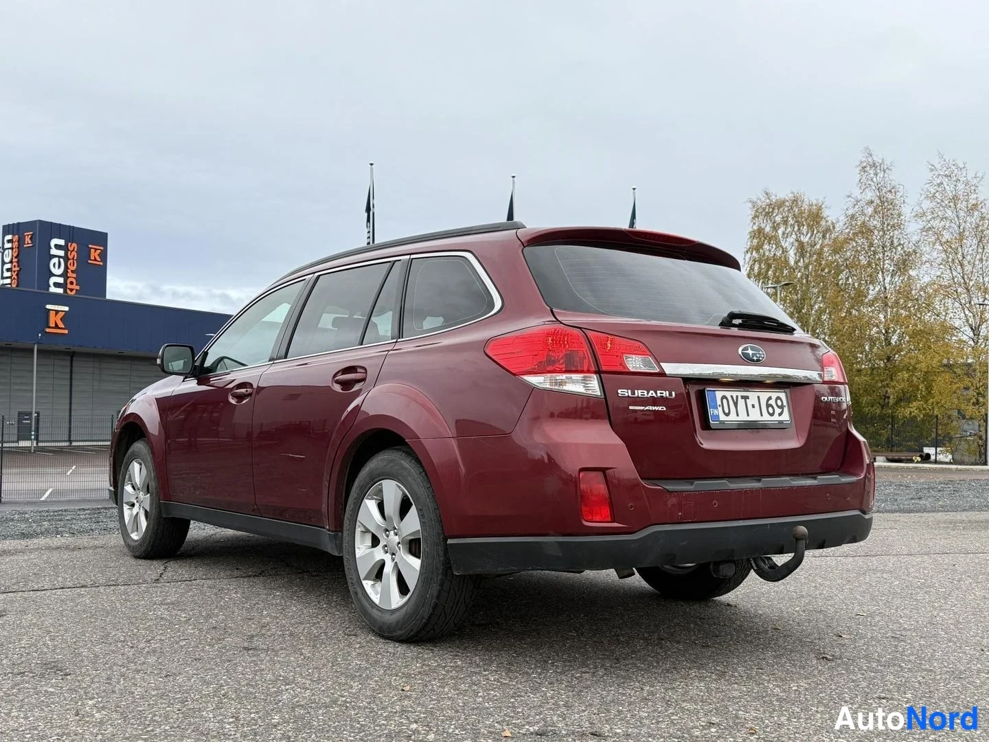 Punainen Subaru Outback 2011, takaviisto, kuva 3
