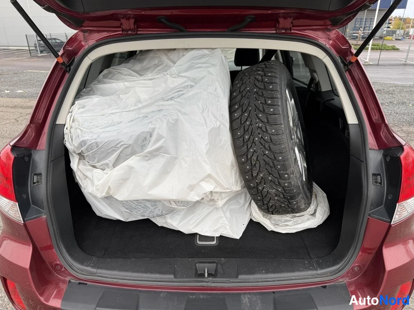 Punainen Subaru Outback 2011, tavaratila, kuva 10