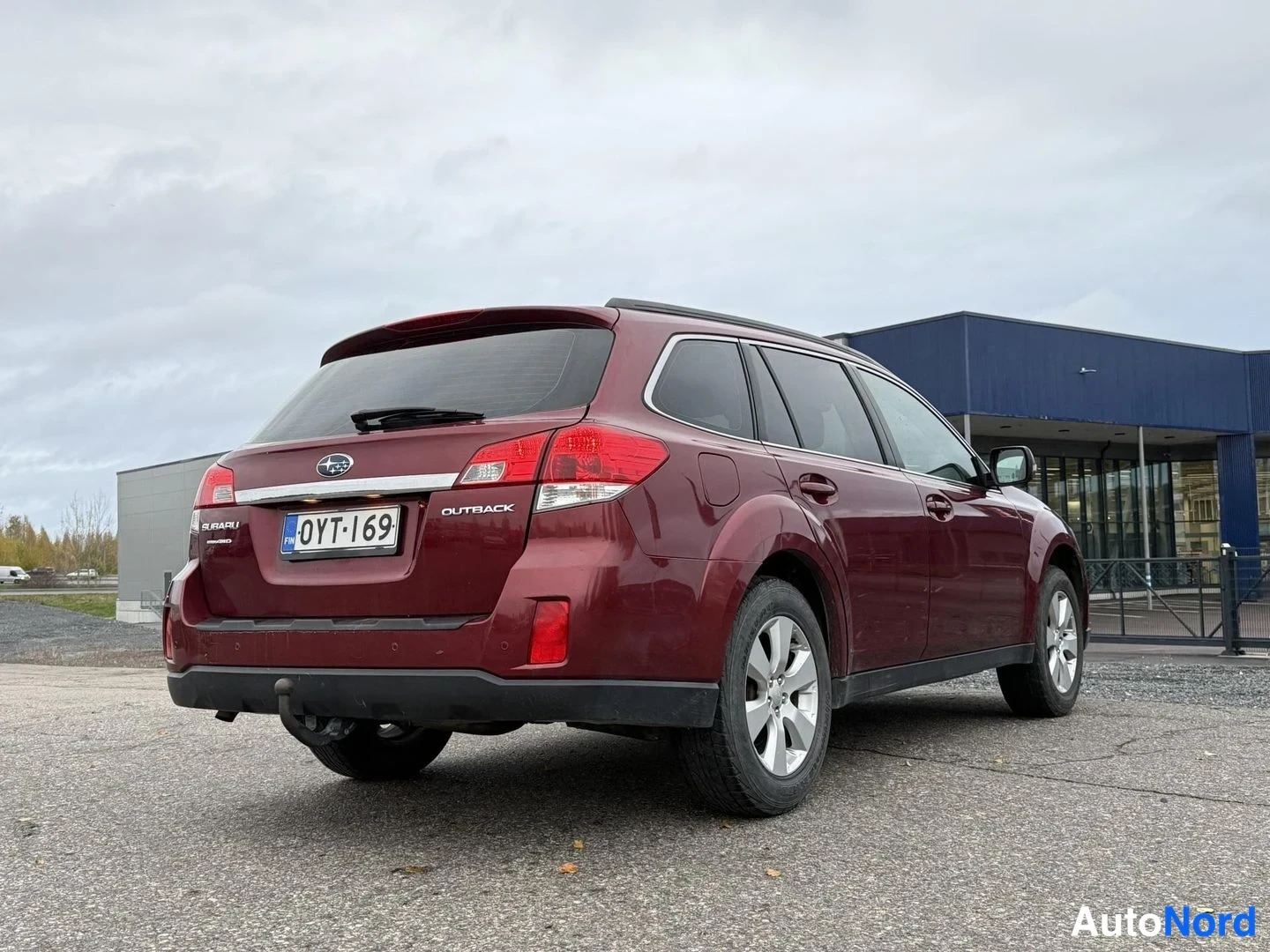 Punainen Subaru Outback 2011, takaviisto, kuva 4