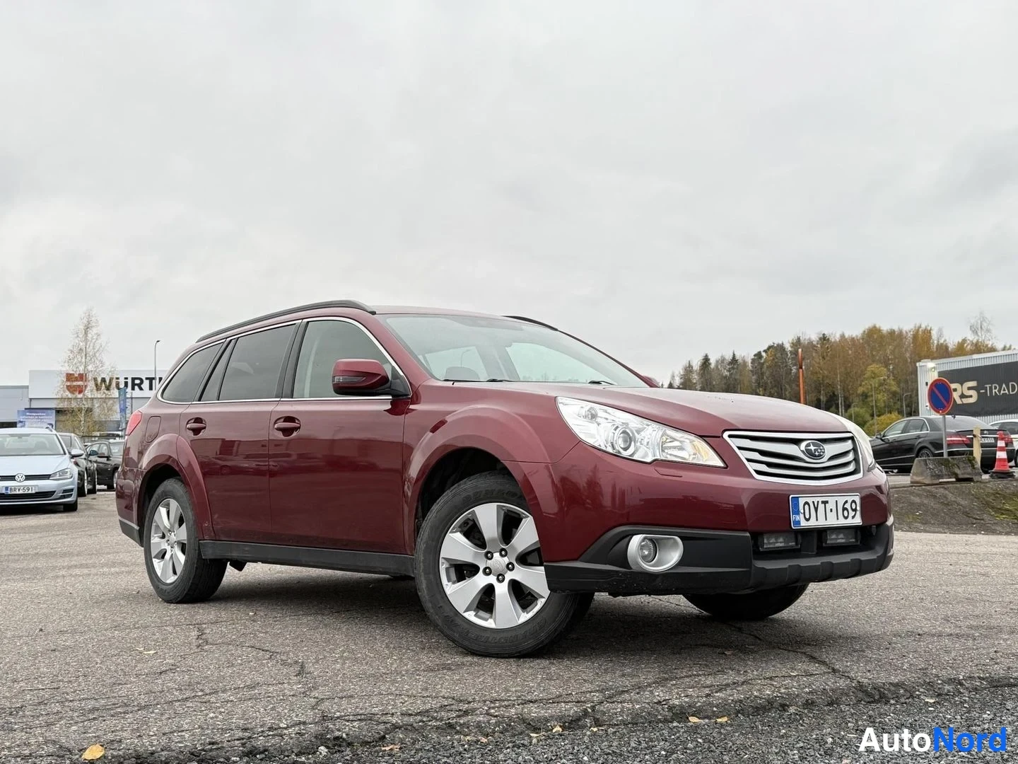 Punainen Subaru Outback 2011, etuviisto, keula oikealle, kuva 2
