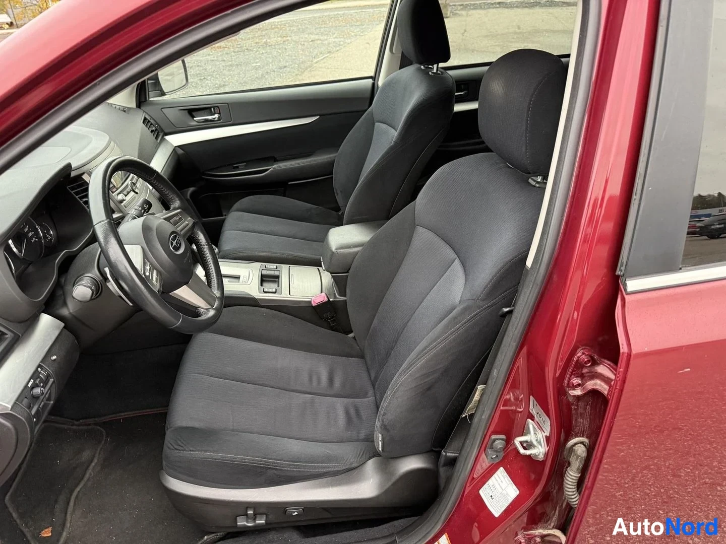 Punainen Subaru Outback 2011, ohjaamo, kuva 7