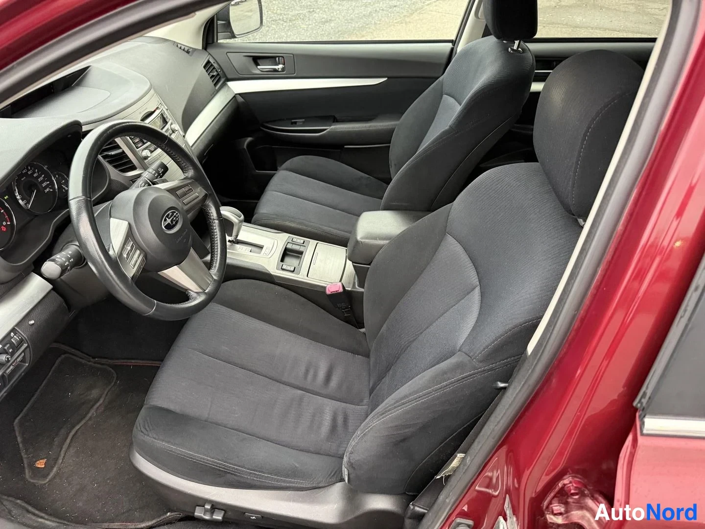 Punainen Subaru Outback 2011, ohjaamo, kuva 5