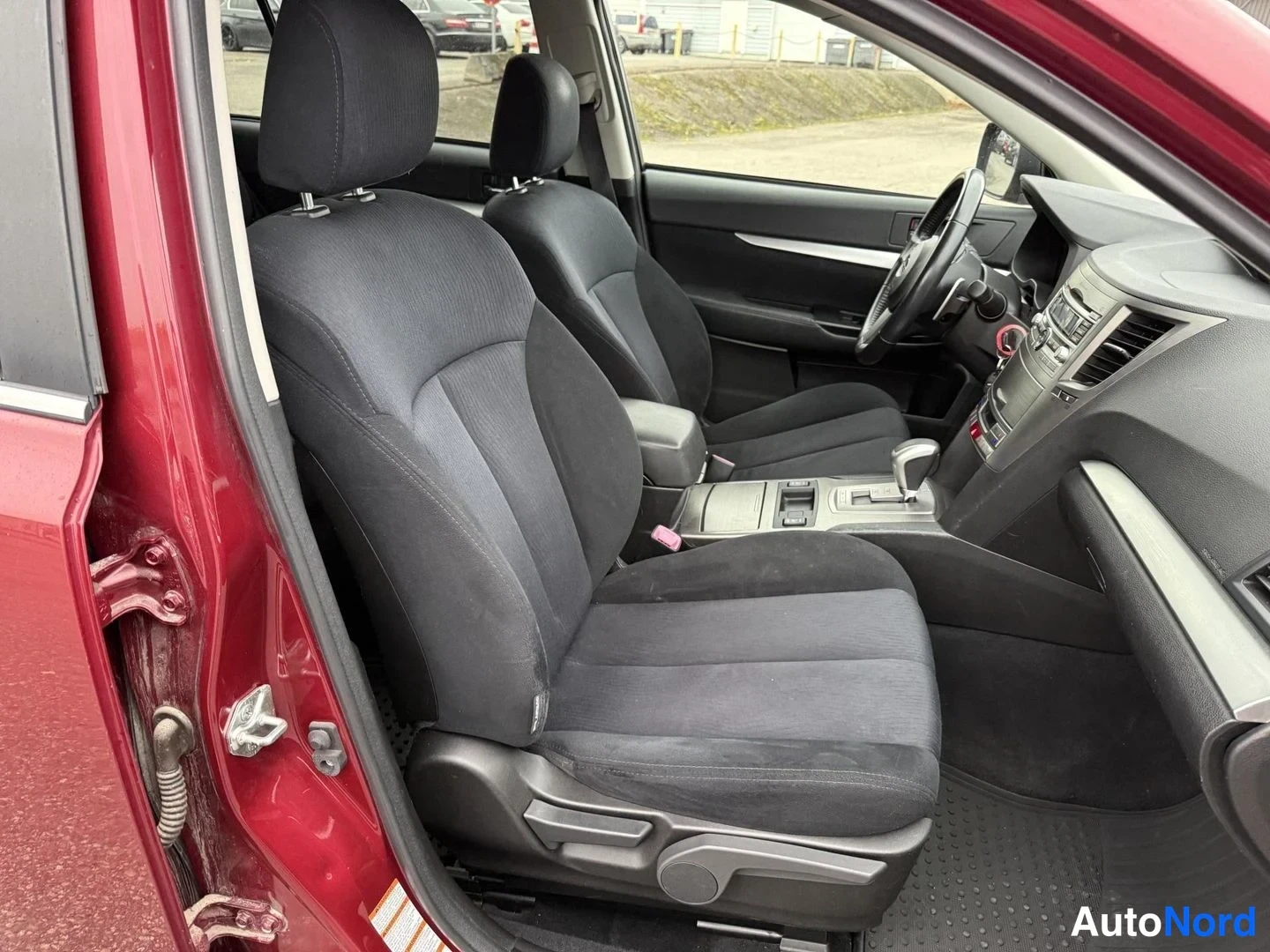 Punainen Subaru Outback 2011, etuistuimet, kuva 8