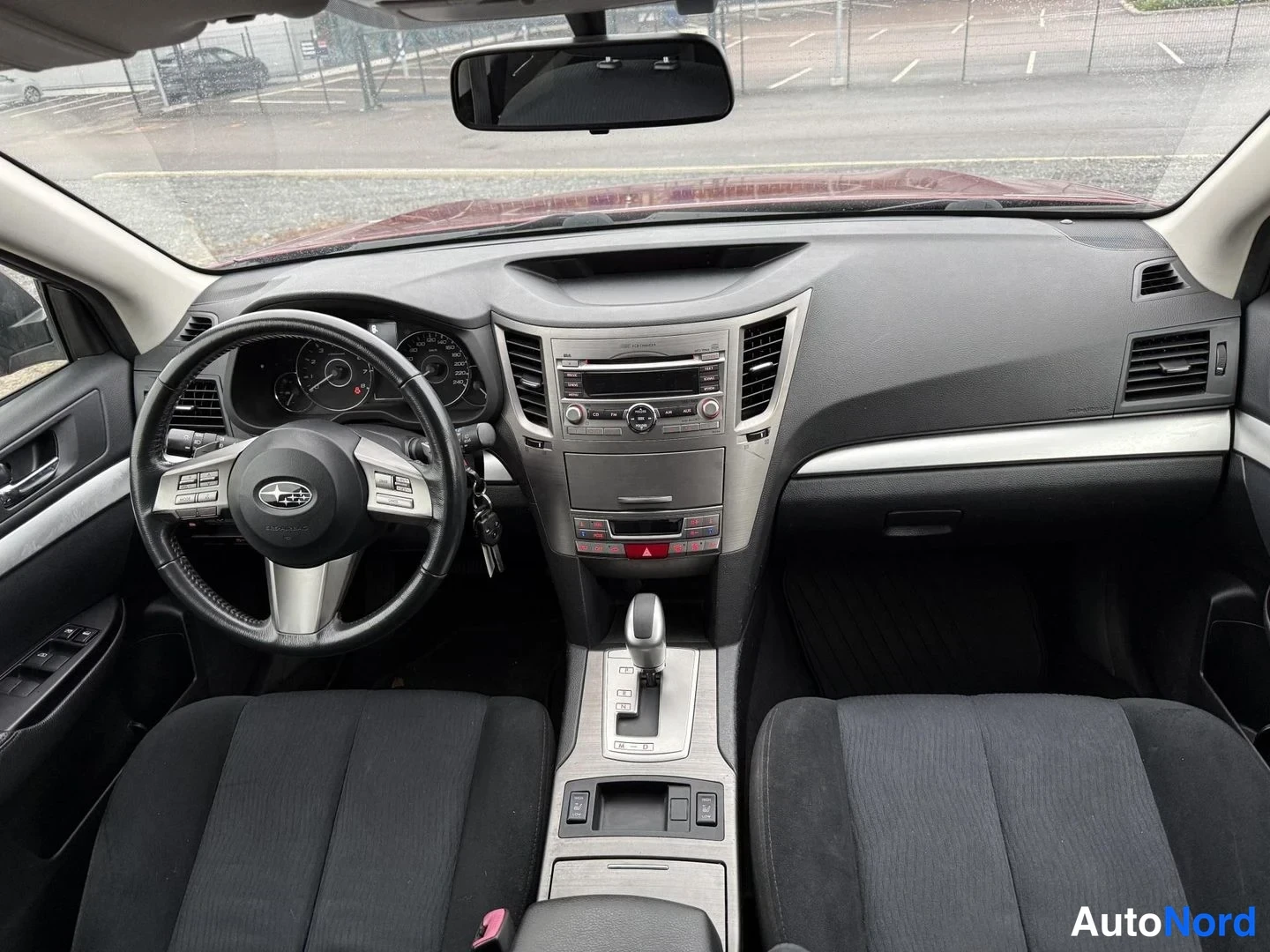 Punainen Subaru Outback 2011, ohjaamo, kuva 6